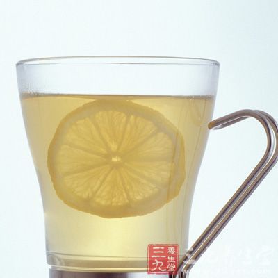　将柠檬汁加温开水和盐，饮之可将喉咙里积聚的浓痰顺利咳出。
