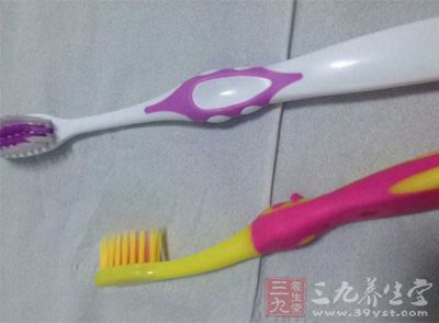优质硅磨料的牙膏和顶端磨圆的软毛牙刷