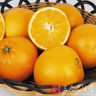 橘中含有的挥发油、柠檬烯，可以起到祛痰、止咳平喘的作用