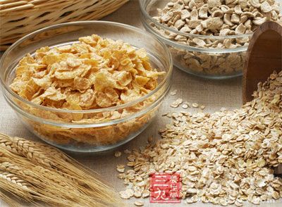 燕麦片经过精细加工制成麦片，使其食用更加方便，口感也得到改善