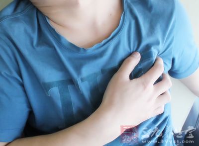 出现心、肺以及食管受到压迫的情况，主要患者会出现胸痛等症状