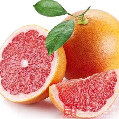 　新鲜的柚子肉中含有作用类似于胰岛素的成分铬，能降低血糖。