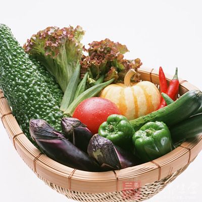 红、绿、黄色较深的蔬菜和深黄色水果含营养素比较丰富
