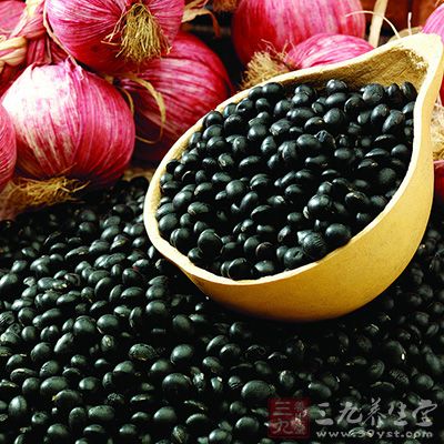 黑豆有补肾益阴、健脾利湿、祛风除痹功效，适用于类风湿痹痛、四肢拘挛、肝肾不足，同薏苡仁、木瓜同用效果更佳