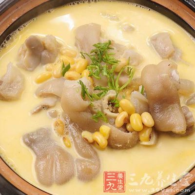 黄豆与猪蹄也是一种常见的搭配，浓香的汤水，营养丰富且富含胶原蛋白