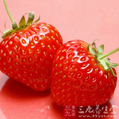 草莓含多种糖类、柠檬酸、苹果酸、氨基酸、易被人体吸收