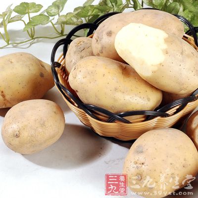土豆块茎中含有丰富的膳食纤维，有助促进胃肠蠕动，疏通肠道