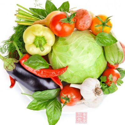均衡饮食，以主食为主，多吃蔬菜和水果
