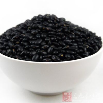 黑豆当中含有丰富的蛋白质，Vb族和Ve还有黑色素