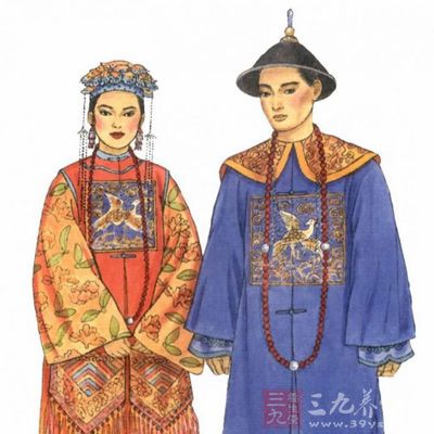 中国的服饰不约而同地抛弃了形而上的文化诉求