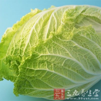 大白菜中含有大量的粗纤维，可促进肠壁蠕动