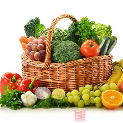 应该多吃一些新鲜的蔬菜、水果，因为里面含有丰富的维生素，可以供身体所吸收