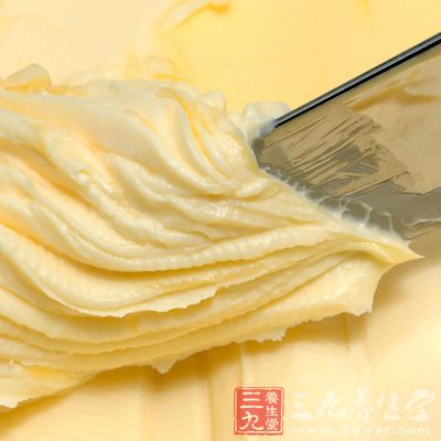 黄油的打发原理在于，固体油脂在搅打中可以裹入空气