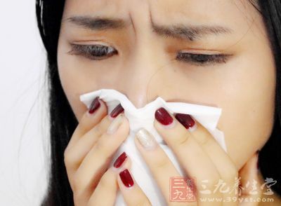 鼻子便会出现鼻塞、喷嚏不断、清水鼻涕等症状