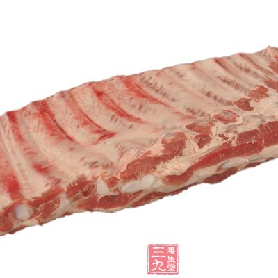 猪小排烹调前莫用热水清洗，因猪小排中含有一种肌溶蛋白的物质