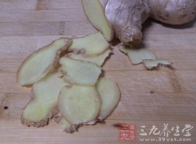 生姜1-2片，香菜去叶子留茎和根3-4根