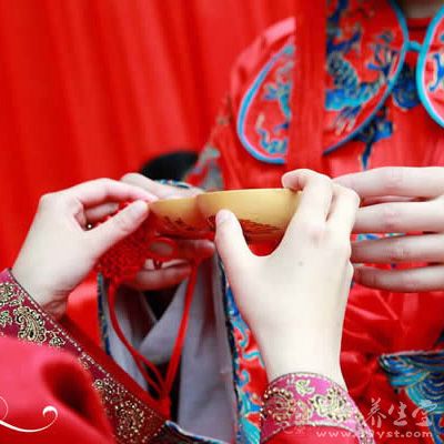 喝交杯酒是我们中国古代，传统的婚礼礼节“合卺礼”的演变