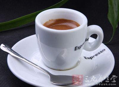 饮用咖啡或酒都可能造成唾液分泌减少，口腔细菌滋生，从而导致口臭