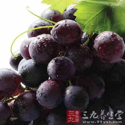 葡萄中还含有维生素P，可降低胃酸毒性，治疗胃炎、肠炎及呕吐等