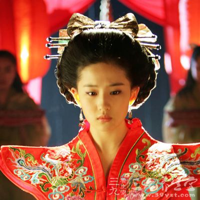 《仙剑奇侠传》里的刘亦菲扮演赵灵儿一个有着蛇妖血统的苗族少女， 所以她的新娘装头饰有异于汉族传统的新娘头冠