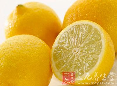 柠檬中所含的枸橼酸同样能有效防止皮肤色素沉着