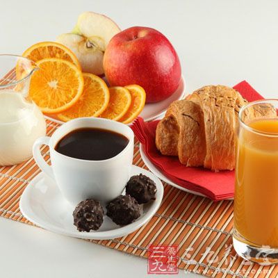 长期不吃或不科学地吃早餐，会导致胆汁长期淤积在胆囊，并影响胃酸分泌、胆汁排出