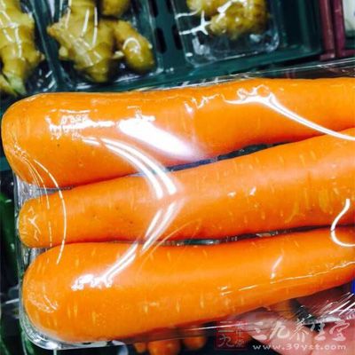 长期大量食用胡萝卜会使小便发黄