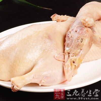 鸭去毛及内脏后，将山萸肉纳入鸭腹内，加水及调料炖煨熟