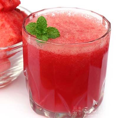 红色酱果的主要是草莓、覆盆子压榨而来的果汁