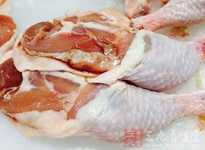 鲜菇红枣鸡汤材料：半只土鸡，鸡油菌、红枣、枸杞、姜