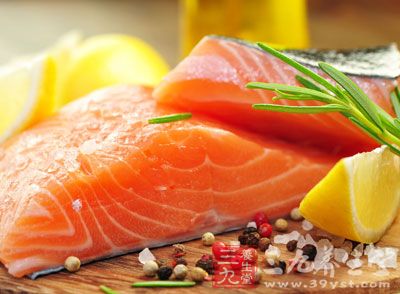 三文鱼含有丰富蛋白质和维生素D