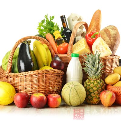 蔬菜水果多吃富含钙、锌元素及维生素的食物，对产生抗体的单核-巨噬细胞系统有较好的营养及调理作用