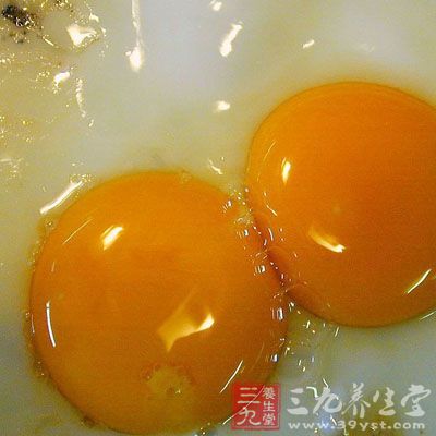 　若脱发过多，或遗精、白带过多，可用鸡蛋二只，加首乌同煮食之。