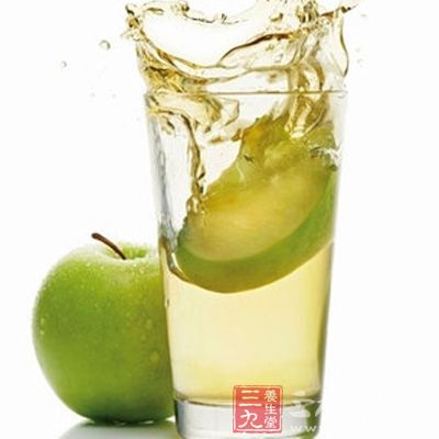 风靡一时的苹果醋，有减肥功效，但是千万不要空腹喝