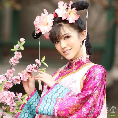 在大约一千年之前，缠足是中国在年轻女性中实行的一种习俗