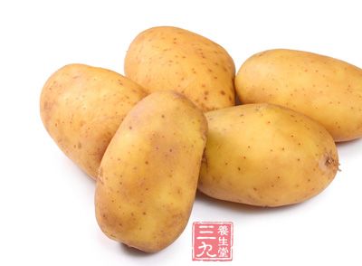 土豆的通用学名是马铃薯(学名：Solanum tuberosum，英文：Potato)，中国东北称土豆、华北称山药蛋