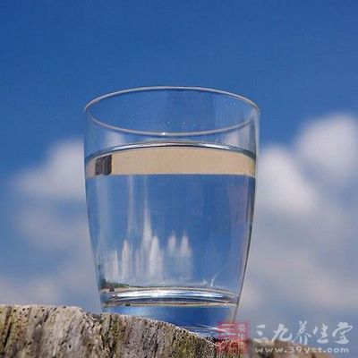 中暑的患者应该坚持少喝多次的喝水方法