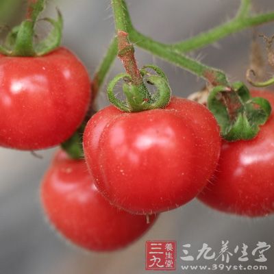 将鲜熟西红柿去皮和籽后捣烂敷患处，可治真菌、感染性皮肤病
