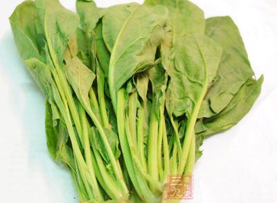 菠菜也含有大量的草酸，草酸对锌、钙等微量元素具有较强的破坏作用