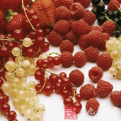 红色的水果里含有大量的胡萝卜素，能抑制人体某些细胞的病变