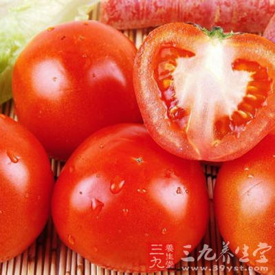 要选择个大、圆润、丰满、外观漂亮的西红柿食用