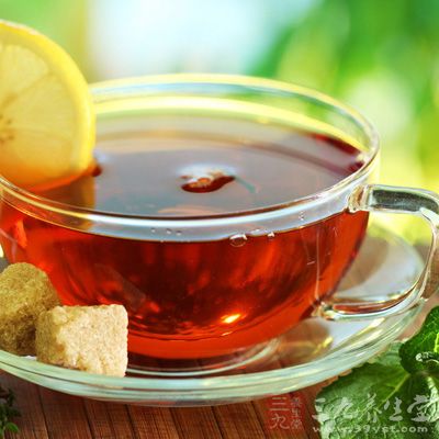 想要利用红茶去除口腔异味，只要经常将红茶茶叶放于口中嚼或者饮用红茶能够起到预防口臭的作用