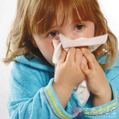 临床症状急性起病，早期表现类似普通型流感