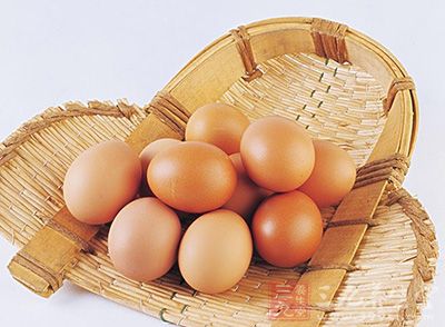 鸡蛋所含营养的确丰富，但不宜在发烧期间多吃