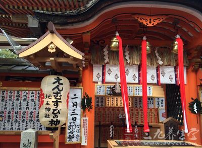 日本秋田县的男鹿市，专门设有一个“生剥馆”