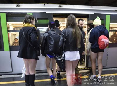 总共有近2500人响应号召参与了第8届“不穿裤子乘地铁”活动