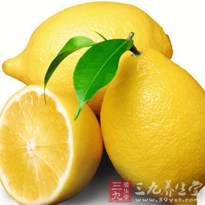 鲜柠檬维生素含量极为丰富，是美容的天然佳品