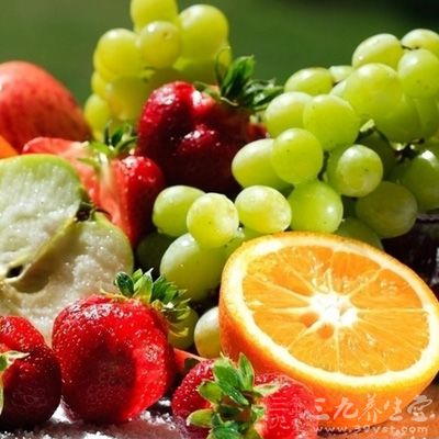在生食水果、蔬菜时，注意消毒处理，最好多用凉水冲洗，放洗涤剂浸泡