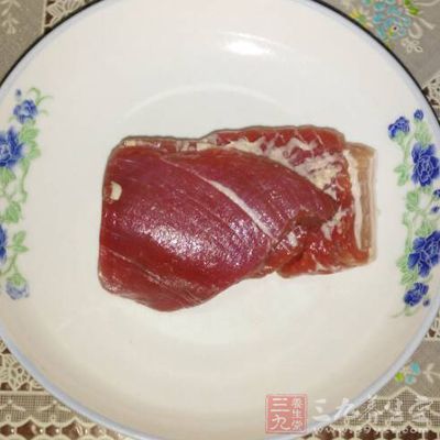 猪瘦肉用淀粉和食用油抓匀腌制15分钟—20分钟
