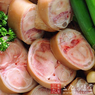 猪蹄中的胶原蛋白质在烹调过程中可转化成明胶